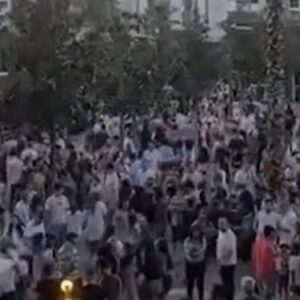 deprem sonrasi izmirdeki avmde panik anlari kameraya yansidi jvaVnr5P