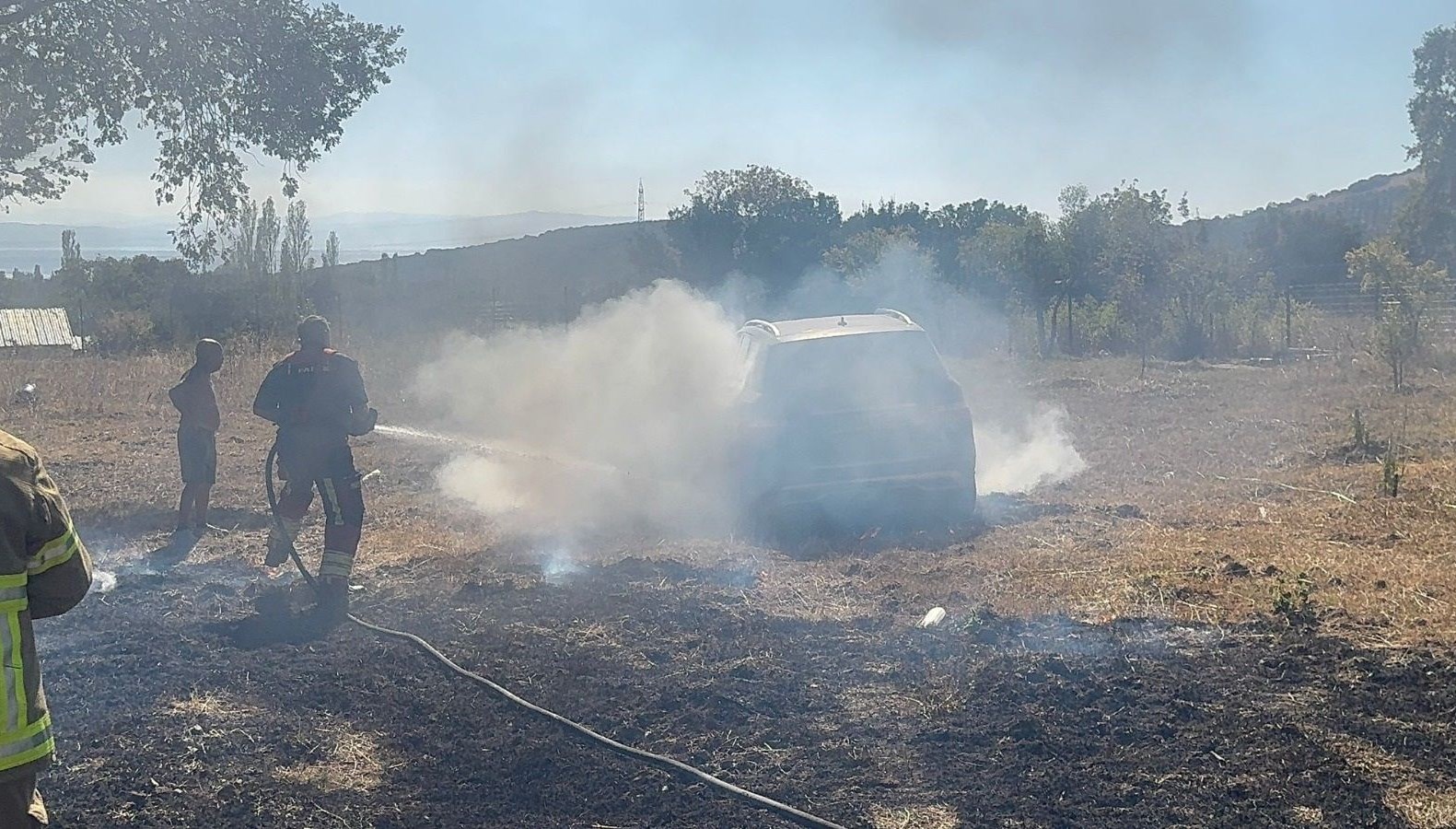 aniz yangini zeytin agaclari ile bir otomobile zarar verdi H5n7I2Wd