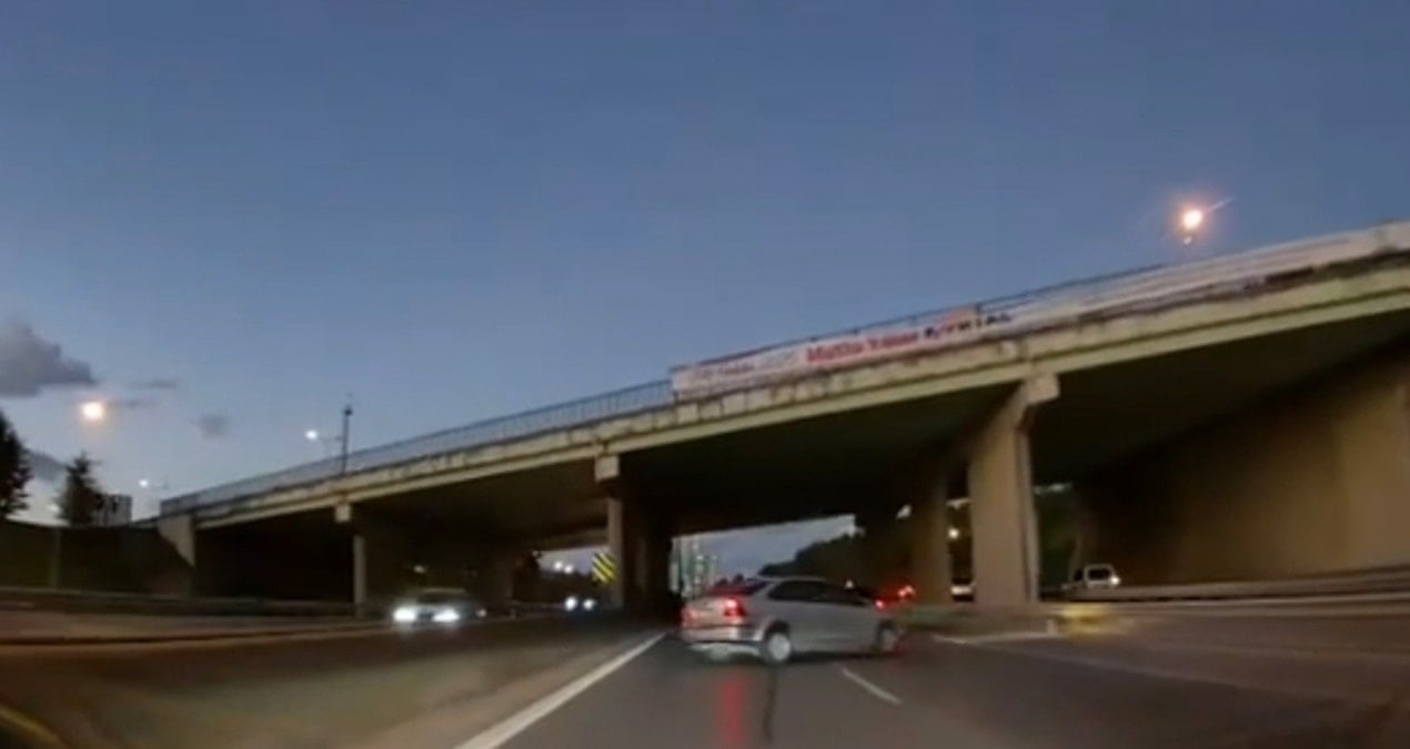 onundeki surucuyu taciz etti onunu kesti kaza yaptirip yoluna devam etti yzcwO2Zz