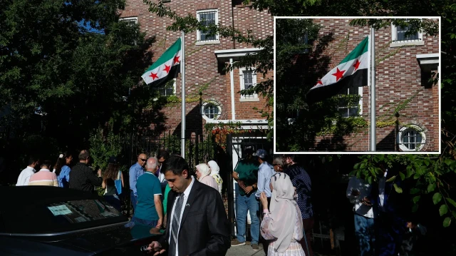 suriye bayragi washingtonda gondere cekildi KS4T7Ndc