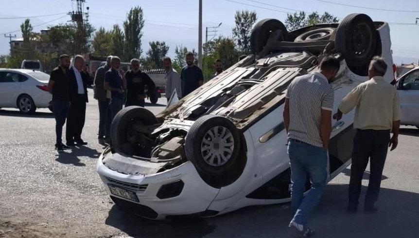 igdirda kaza araclardan biri ters dondu iki kisi yaralandi QCtBq69w