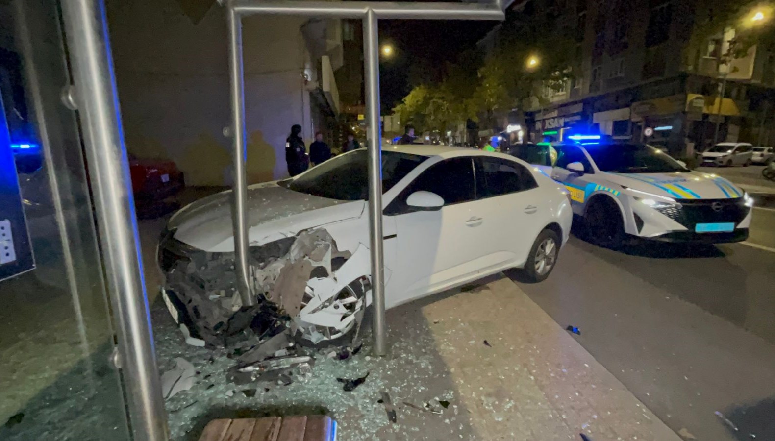 polisten kacan alkollu surucu duraga daldi JX9H4zim.jpg