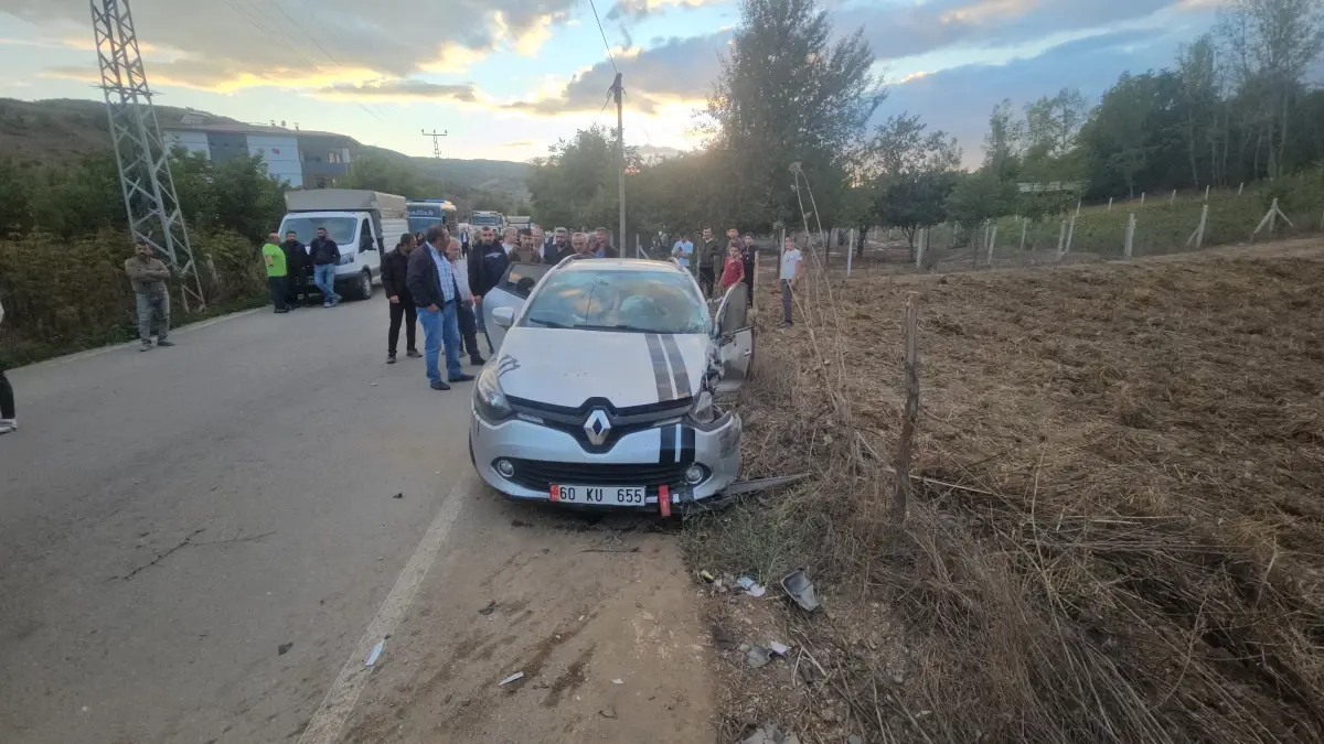 tokatta minibus ve otomobil carpisti 5 yarali IayTOKDW