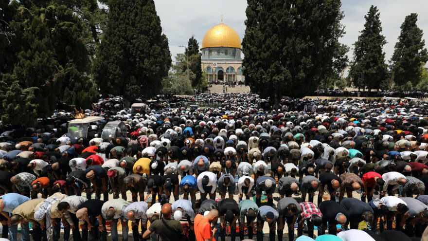 Filistinliler, cuma namazını İsrail’in kısıtlamaları nedeniyle kapatılan Mescid-i Aksa’nın çevresinde kıldı