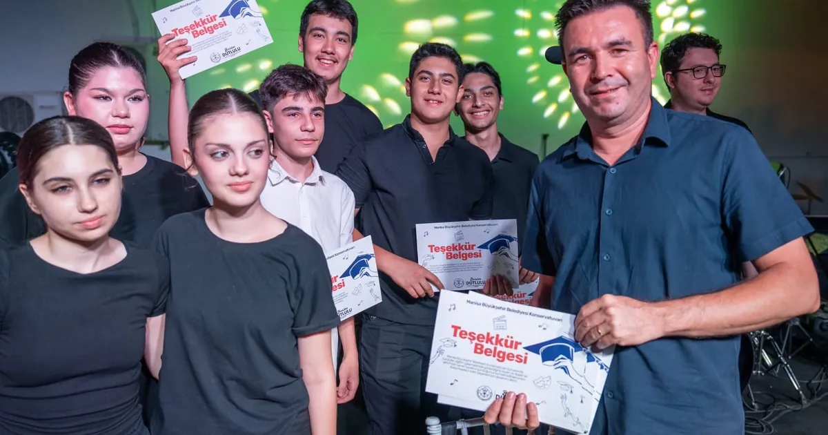 Manisa buyuksehir konservatuvarindan sanat dolu yil sonu gecesi sZTyD77Z